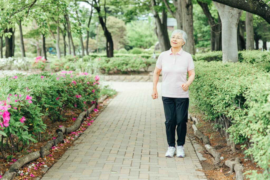 "ロコモ予防"のウォーキングをする高齢女性