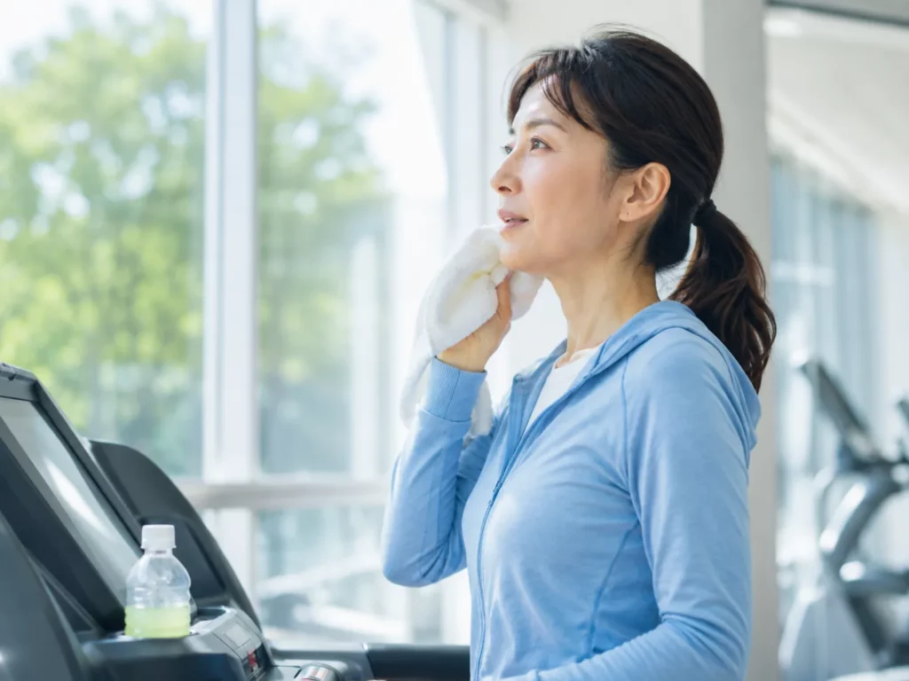 疲労回復：運動後に息を整える女性
