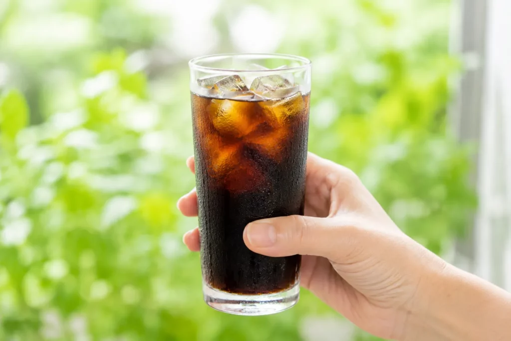 腸活_冷たい飲み物のグラスを持つ手元
